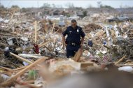 Un policía caminando entre los escombros tras el paso de un tornado en el distrito de Moore en Oklahoma (Estados Unidos). EFE/Archivo