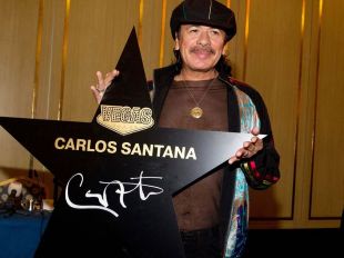 Carlos Santana ose le T-Shirt transparent... ¡ Ay, caramba !