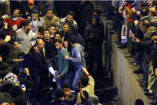 بالصور احداث بور سعيد في مبارة الاهلي والمصري فبراير 2012 0a3f5dbd53e70a03060f6a7067003391