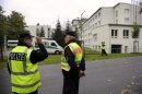 Policías a la entrada de un hospital