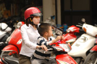 不少民眾為了方便，選擇騎機車接送孩子上下學。（圖／iStockphoto）