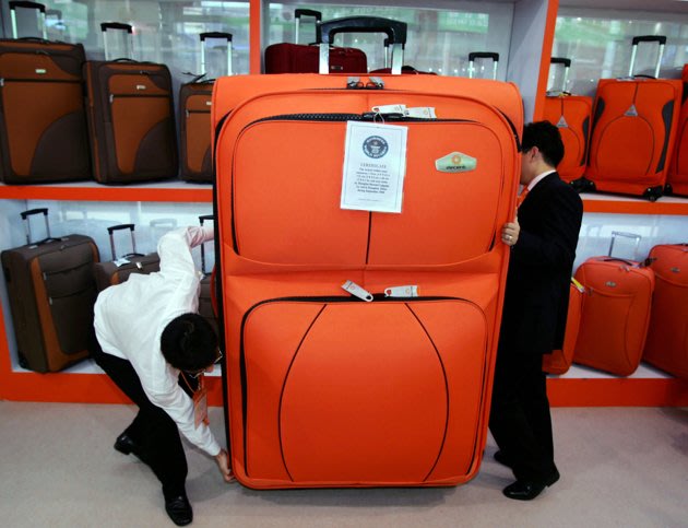 Le 15 octobre 2006 en Chine, cette valise Trolley a été certifiée comme étant la plus grande du monde. Elle mesure 175 cm de haut, 115 cm de large pour 46cm de profondeur. Reuters/Alvin Chan