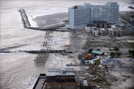 Aunque EE.UU. sufrió este año la peor sequía en décadas y el embate del ciclón Sandy, la ciudadanía sigue sin prestar atención al calentamiento global. En la imagen, daños materiales causados por el huracán Sandy en el paseo marítimo entablado en Atlantic City, estado de Nueva Jersey. EFE/Archivo