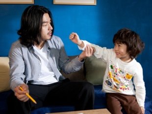 駱炫銘曾在公視電視劇《小孩大人》裡飾演李威的兒子。（圖／翻攝網路）
