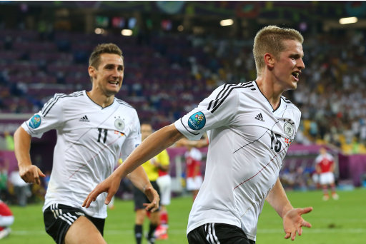 المانيا تقطع شوطا الى البطولة Denmark-v-germany-group-b-20120617-133612-491