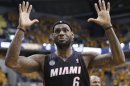 LeBron James del Heat de Miami reacciona tras cometer una falta en el partido contra los Pacers de Indiana el martes 28 de mayo de 2013 Los Pacers ganaron 99-92. (AP Foto/Michael Conroy)