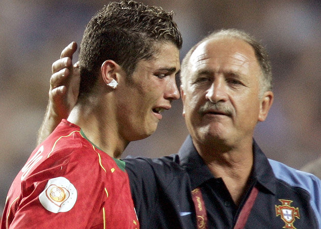 Cristiano Ronaldo menangis saat Portugal kalah dari Yunani di Final Piala Eropa 2008
