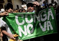 Unos ciudadanos gritan consignas durante una manifestación contra el proyecto minero estadounidense Conga el lunes 9 de julio de 2012 en Cajamarca, en Perú. (AFP | Ernesto Benavides)