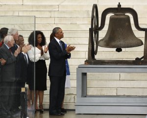 US President Obama applauds the ringing of a church …