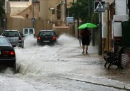 Vista de una calle de Tarragona inundada a causa de la tormenta caída esta tarde, que ahora se desplaza en dirección a Barcelona. EFE