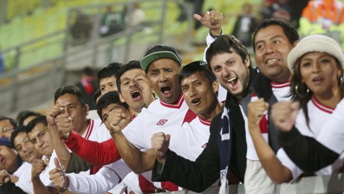 Peru fans cheer ahead of their team&#39;s first round Copa America 2015 soccer match against Venezuela at Estadio Elias Figueroa Brander in Valparaiso
