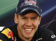 El piloto alemán de la escudería Red BullSebastian Vettel ríe durante una conferencia de prensa antes de participar en el Gran Premio de Japón de la Fórmula Uno en el circuito de Suzuka en la ciudad central japonesa de Suzuka, Japón, el jueves 6 de octubre del 2011. La carrera será el domingo 9 de octubre. (Foto AP/Greg Baker)