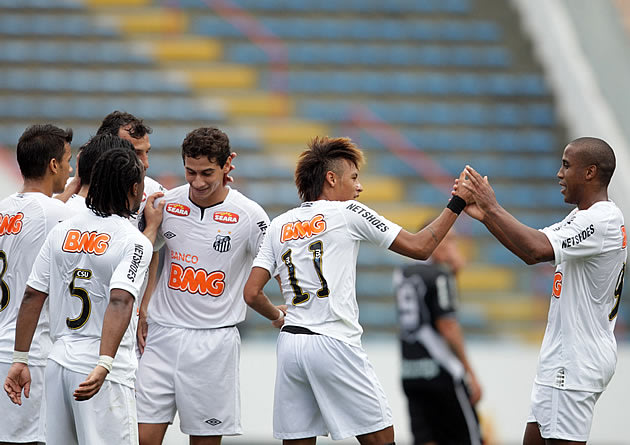 Jogadores do Santos celebram um dos gols da goleada sobre a Ponte Preta pelo Campeonato Paulista.