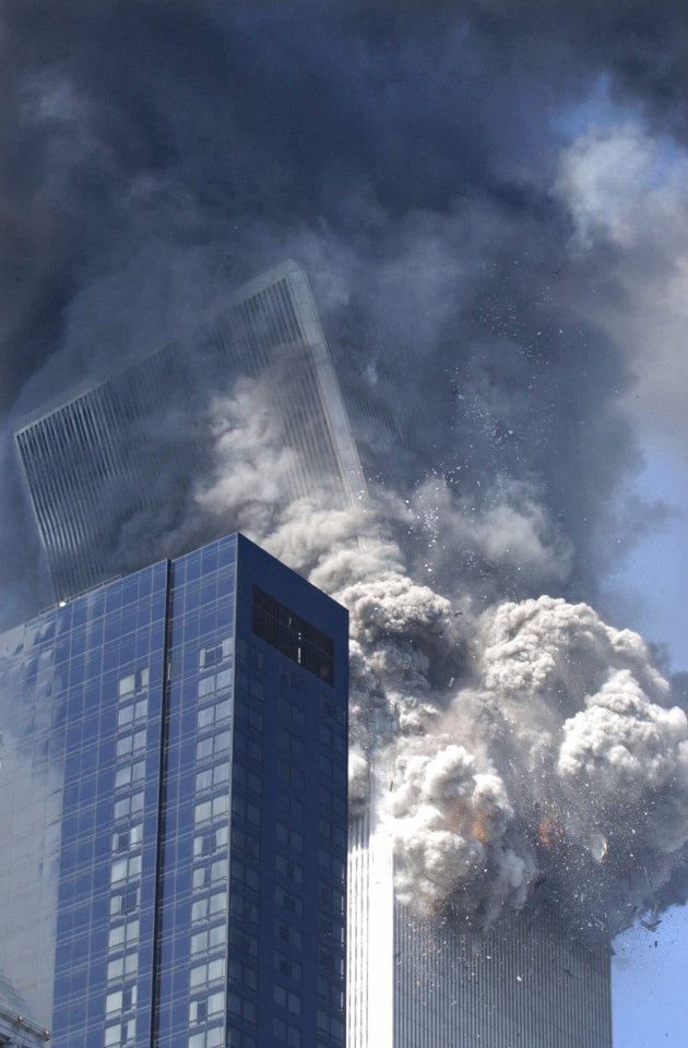 9:59, la Torre Sud crolla dopo un incendio durato 56 minuti. (AP Photo/Amy Sancetta)