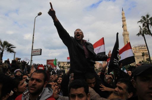 <p>جرت مواجهات الجمعة في الاسكندرية، شمال مصر، بين متظاهرين مؤيدين للرئيس محمد مرسي ومعارضين له اسفرت عن اصابة 32 شخصا، عشية المرحلة الثانية من الاستفتاء على مشروع دستور يثير انقساما وتوترا منذ اسابيع.</p>