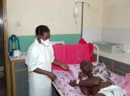 Enfermeira cuida de paciente com suspeita de contágio por ebola em hospital de Bundibygyo, Uganda, em dezembro de 2007