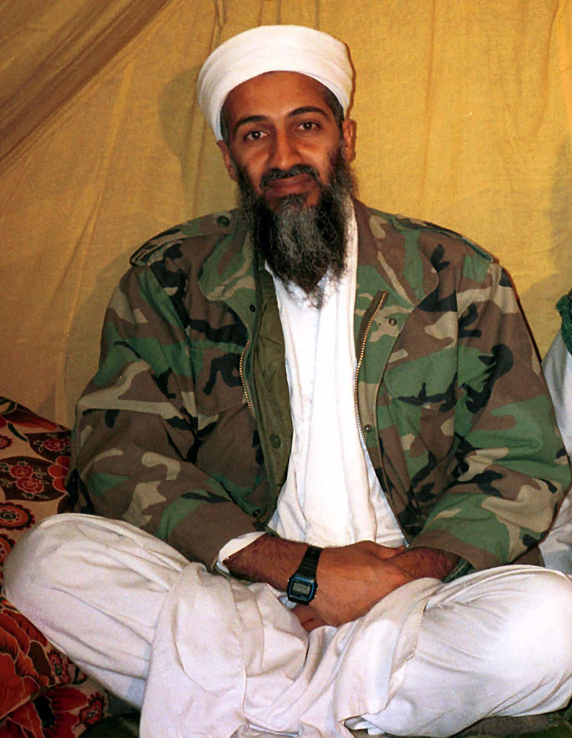 Esta foto de archivo sin fechar muestra a Osama bin Laden, el líder de Al-Qaeda, en Afganistán. Una persona al tanto de los acontecimientos dijo el domingo 1 de mayo de 2011 que bin Laden está muerto y Estados Unidos tiene su cuerpo. (AP File Photo)