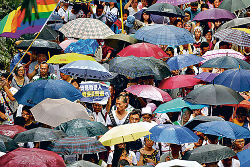 HKET20130702OP01AP.jpg香港昨日下午掛三號風球，大風大雨下，街上不少人仍堅持遊行。（陳國峰攝）