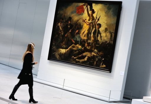 La femme qui a vandalisé le tableau de Delacroix "La liberté guidant le peuple", joyau du Louvre-Lens, a écrit "AE911" au feutre indélébile noir, mais l'inscription semblait pouvoir être nettoyée, ont indiqué à l'AFP des sources concordantes