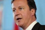 Miniszterelnök David Cameron tart sajtótájékoztatót június 27-én.  Mintegy 600.000 tanárok és a köztisztviselők beállítva, hogy csatlakozzon egy ritka sztrájk Nagy-Britanniában csütörtökön, megbontva az iskolák, a repülőterek és a kikötők a legnagyobb munkabeszüntetés, mivel a kormány hivatalba lépett tavaly