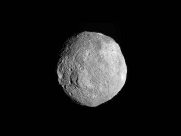 Esta imagen del asteroide Vesta distribuida por la NASA fue tomada por la sonda Dawn el 9 de julio del 2011 a unos 100.000 kilómetros (62.000 millas) del protoplaneta. (Foto AP/NASA)