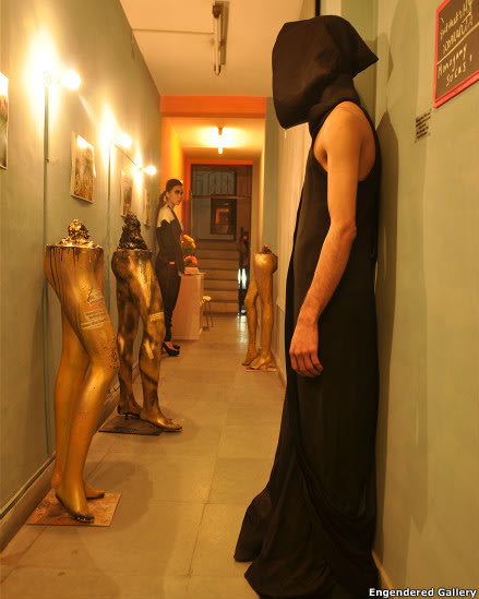 عمل فني لارجون سالوجا وارفاشي كور، كما يعرض الفنان 'اديل خان' تمثاله المسمى 'شهوة للعدالة'.