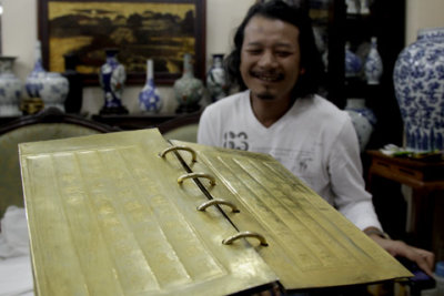Sách cổ bằng vàng giá hơn 2 tỷ đồng S_ch_c__b_ng_v_ng_gi_-401b5583b6a1d98ad9f26140e061147d