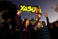 Manifestantes ecuatorianos protestan a las afueras del Palacio de Gobierno, en Quito (Ecuador), en contra de la explotación de la reserva ecológica Yasuní-ITT. EFEManifestantes ecuatorianos protestan a las afueras del Palacio de Gobierno, en Quito (Ecuador), en contra de la explotación de la reserva ecológica Yasuní-ITT. EFE