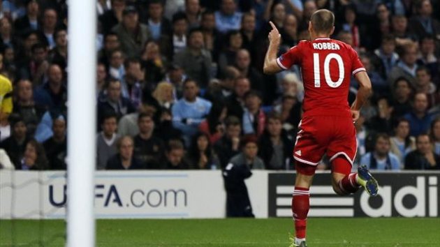 Manchester City's Joe Hart (L) reacts as Bayern Munich's Arjen Robben celebrates during their Champions League match