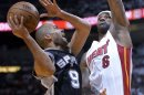 LeBron James intenta bloquear a Tony Parker, en la final Spurs-Heat de la NBA 2012-2013