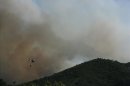 Los Bomberos continúan trabajando en el incendio forestal de Rasquera, que sigue activo y ha quemado ya diez hectáreas de vegetación forestal, informa el Departamento de Interior. EFE