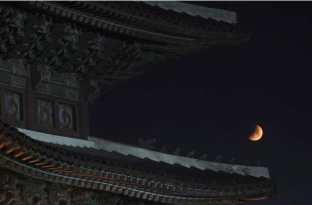 Raccolta foto dell'eclissi di Luna del 15 Giugno 2011  2011-06-16T015206Z-1710294412-GM1E76G0RF201-RTRMADP-3-KOREA_073953