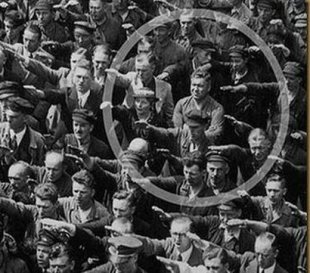 August Landmesser, el hombre que negó su saludo a Hitler y se cruzó de brazos El-hombre-que-nego-su-saludo-a-Hitler-y-se-cruzo-de-brazos-postiar