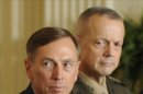 Fotografía de archivo en la que el General David Petraeus (i) permanece junto al General John Allen (d) durante un discurso del presidente de EE.UU., Barack Obama, en la Casa Blanca de Washington DC (EE.UU.). EFEEn la imagen, el secretario de Justicia de Estados Unidos, Eric Holder. EFE/Archivo