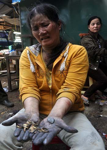 Bới đống tro tàn chợ Quảng Ngãi để tìm vàng B_i___ng_tro_t_n_ch_-60670150880de796cba1b23c3d587336