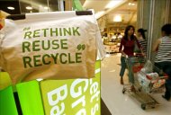 Un expositor muestra una bolsa que lee "Rethink Reuse Recicle" (vuelve a pensar, reutiliza, recicla) en un supermercado. EFE/Archivo