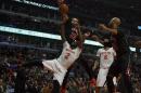 Joakim Noah, de los Bulls de Chicago, bloquea un disparo de Raymond Felton, escolta de los Knicks de Nueva York, en el partido del domingo 2 de marzo de 2014 (AP Foto/Jeff Haynes)