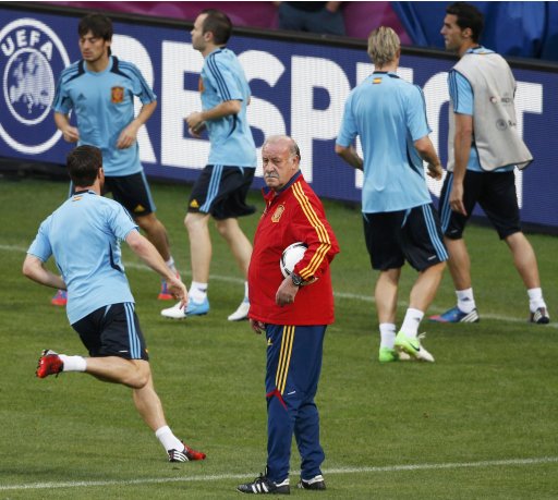 Spain's national soccer coach Vicente del Bosque gestures next to his players as he attends a training session at the Donbass Arena
