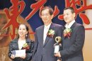 　當代傳奇劇場藝術總監吳興國獲頒「東元獎」。（圖右，陳卓邦攝）