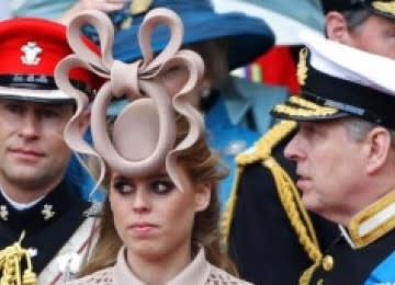 Putri Beatrice saat mengenakan topi mirip 'dudukan toilet'.