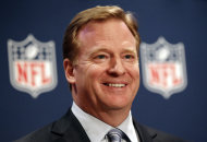El comisionado de la NFL, Roger Goodell, sonríe en una foto de archivo del 14 de diciembre de 2011. Goodell extendió su contrato hasta 2018 el miércoles, 25 de enero de 2012. (AP Photo/LM Otero, File)