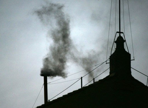 (2005) Fumaça preta escapa da chaminé da Capela Sistina, sinal de falta de acordo em um conclave