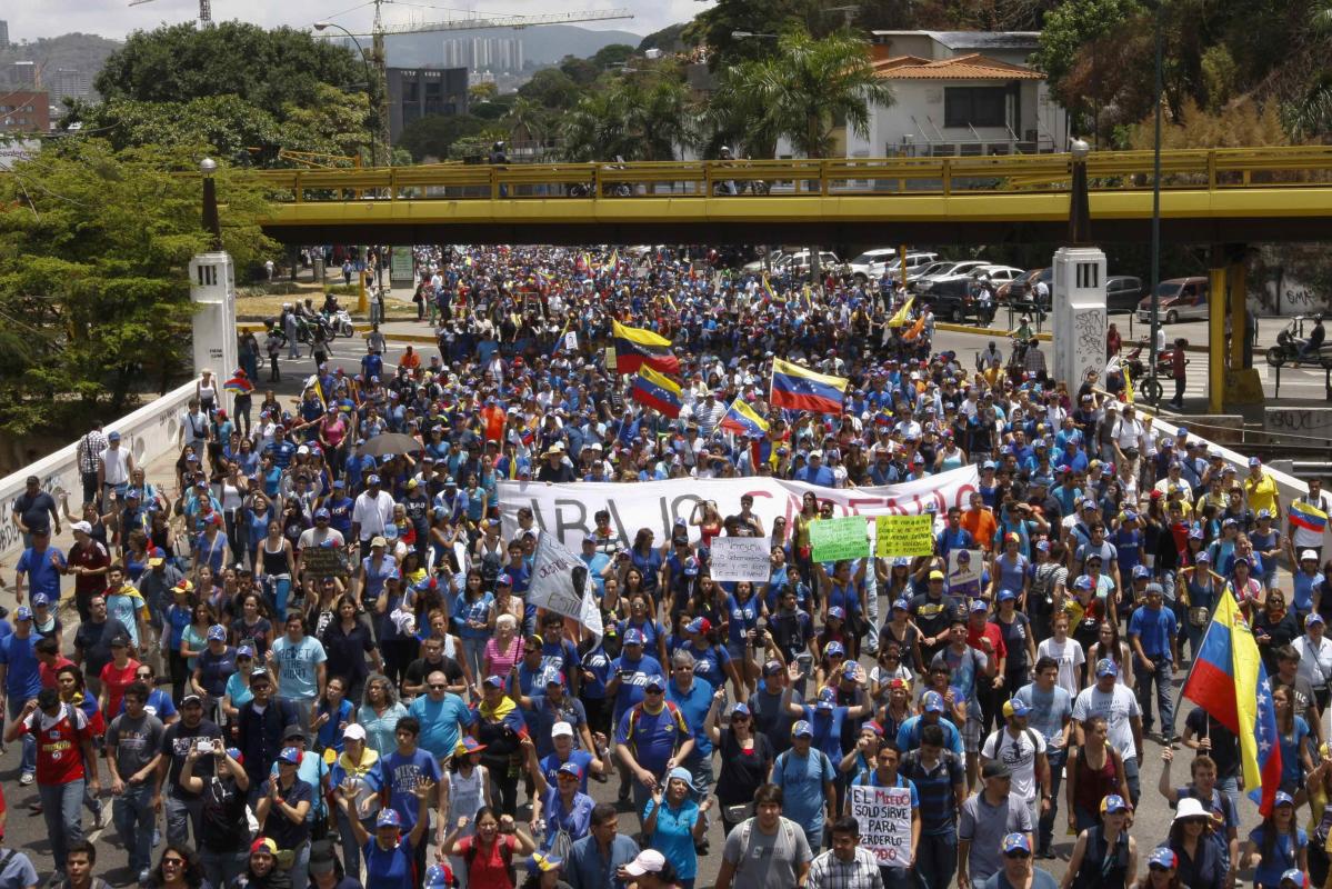 VENEZUELA ES UN CÁOS - Página 9 2014-04-12T215102Z_1101406932_GM1EA4D0G6801_RTRMADP_3_VENEZUELA-PROTESTS
