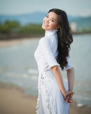 Hoa hậu Việt Nam đồng tình mặc áo dài không đồ lót?