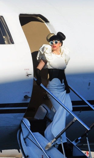 Lady Gaga turun dari jet pribadinya di bandara Sidney, 9 Juli lalu. (Getty Images)