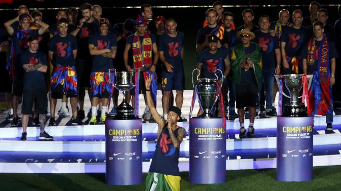 Barcelona&#39;s Neymar speaks to supporters during celebration parade in Barcelona