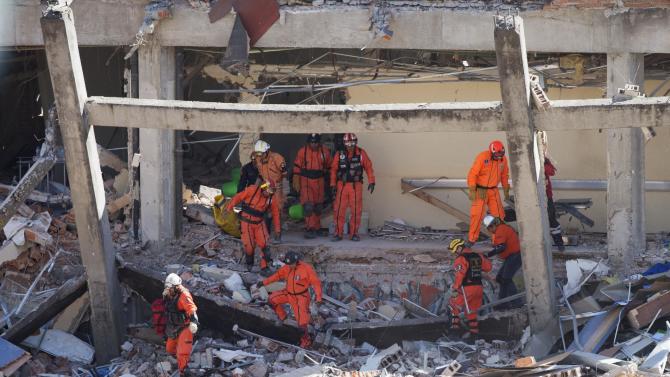 Survivors recall panic before Mexico City hospital blast - Yahoo News