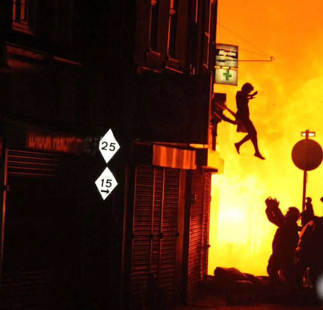 UK Riots break out. CroydonLEAD_094520