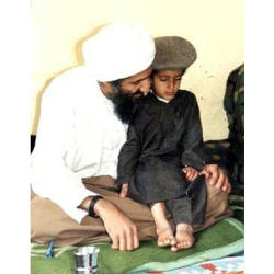 Osama và con trai Ali - Ảnh: Daily Mail