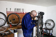 Un preso trabaja en uno de los talleres de reparación de bicicletas Bastoy (Marco Di Lauro/Getty Images)